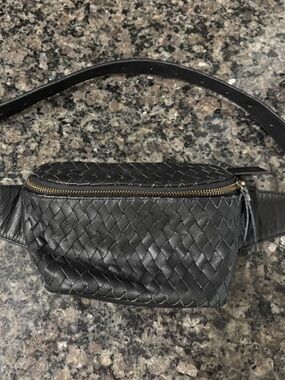 MANDRN Woven Atlas Leather Crossbody Belt Bag In Black Fanny Pack